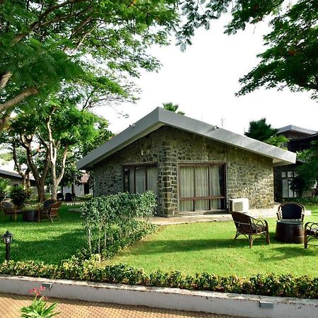 Caves County Resort Malegaon ภายนอก รูปภาพ