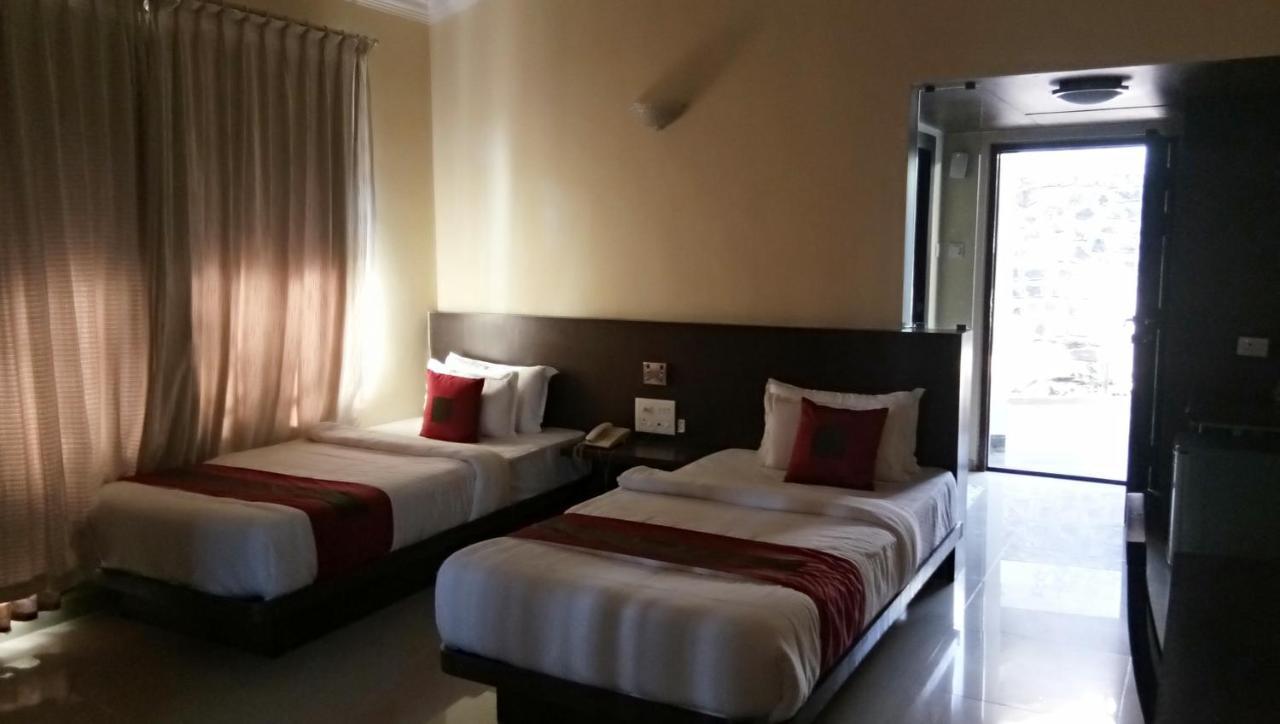 Caves County Resort Malegaon ภายนอก รูปภาพ