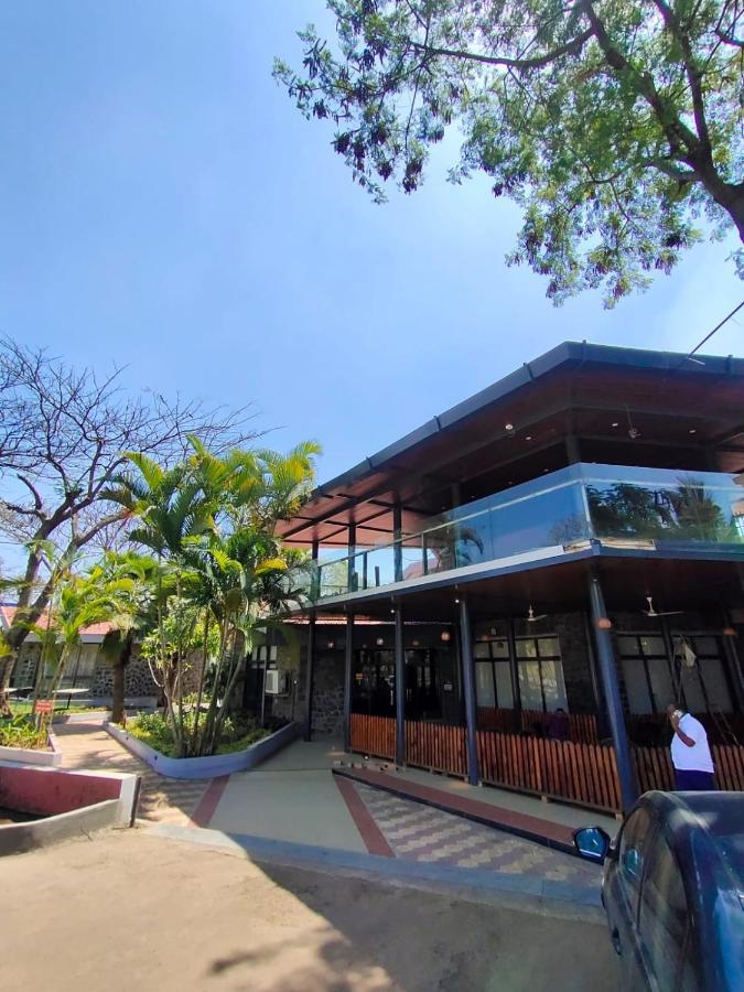 Caves County Resort Malegaon ภายนอก รูปภาพ