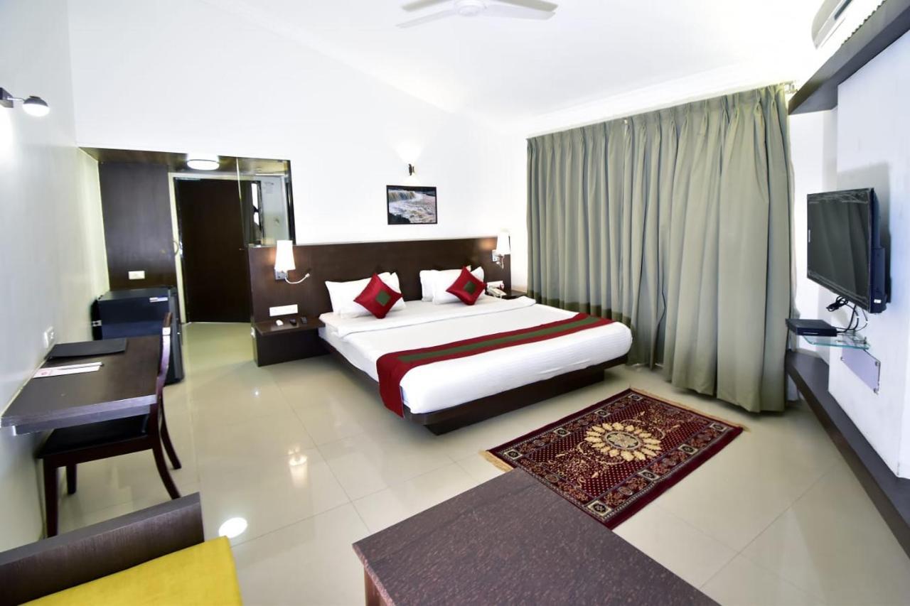 Caves County Resort Malegaon ภายนอก รูปภาพ