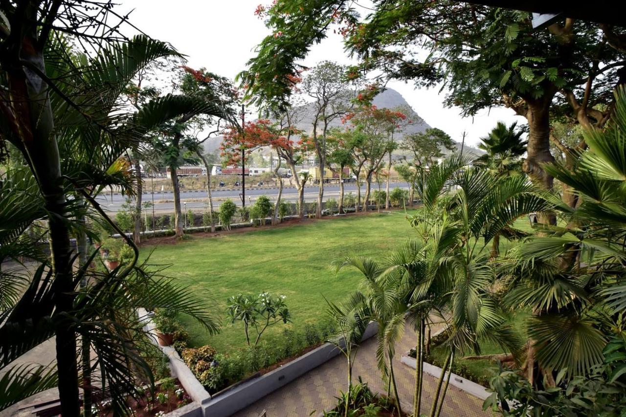Caves County Resort Malegaon ภายนอก รูปภาพ
