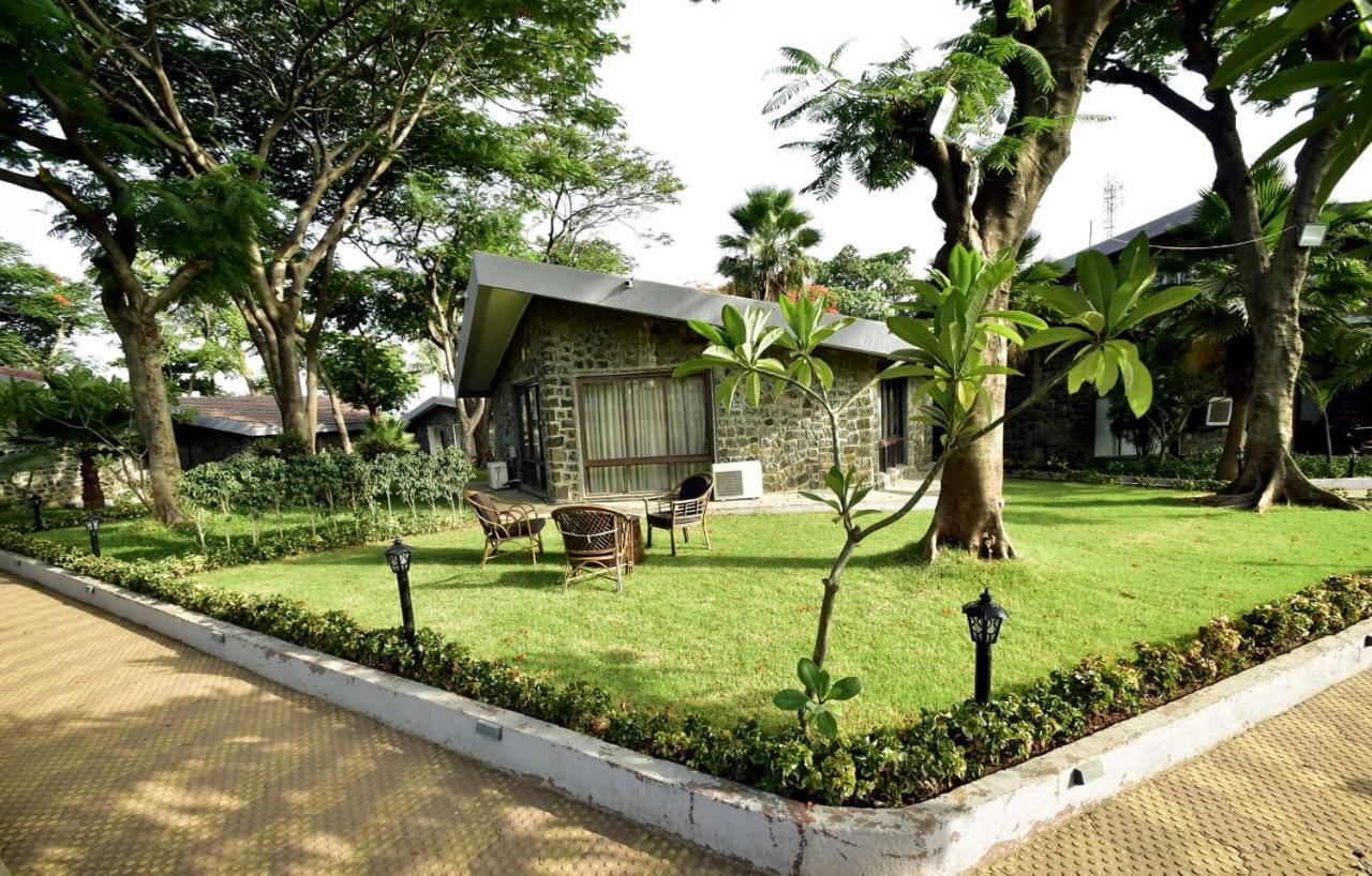 Caves County Resort Malegaon ภายนอก รูปภาพ