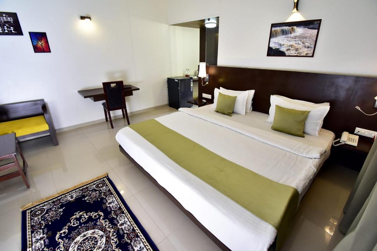 Caves County Resort Malegaon ภายนอก รูปภาพ