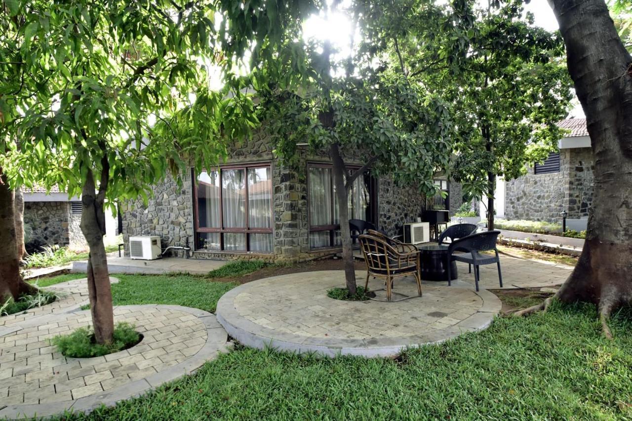 Caves County Resort Malegaon ภายนอก รูปภาพ