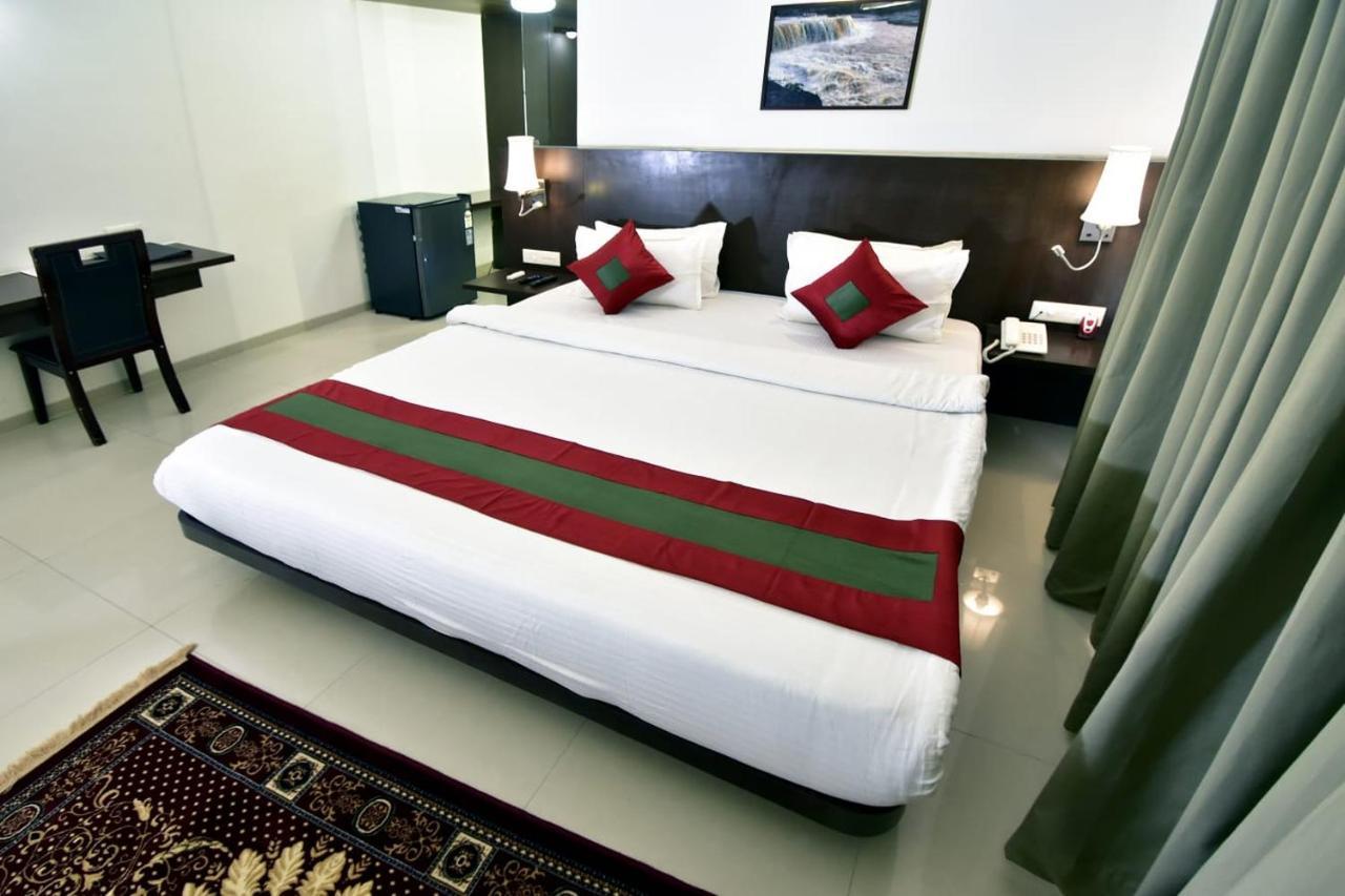 Caves County Resort Malegaon ภายนอก รูปภาพ