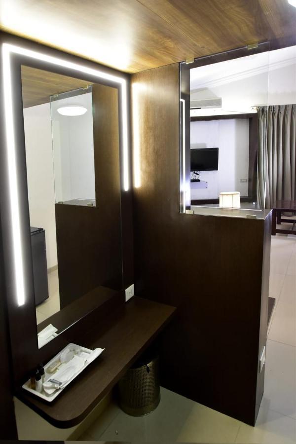Caves County Resort Malegaon ภายนอก รูปภาพ