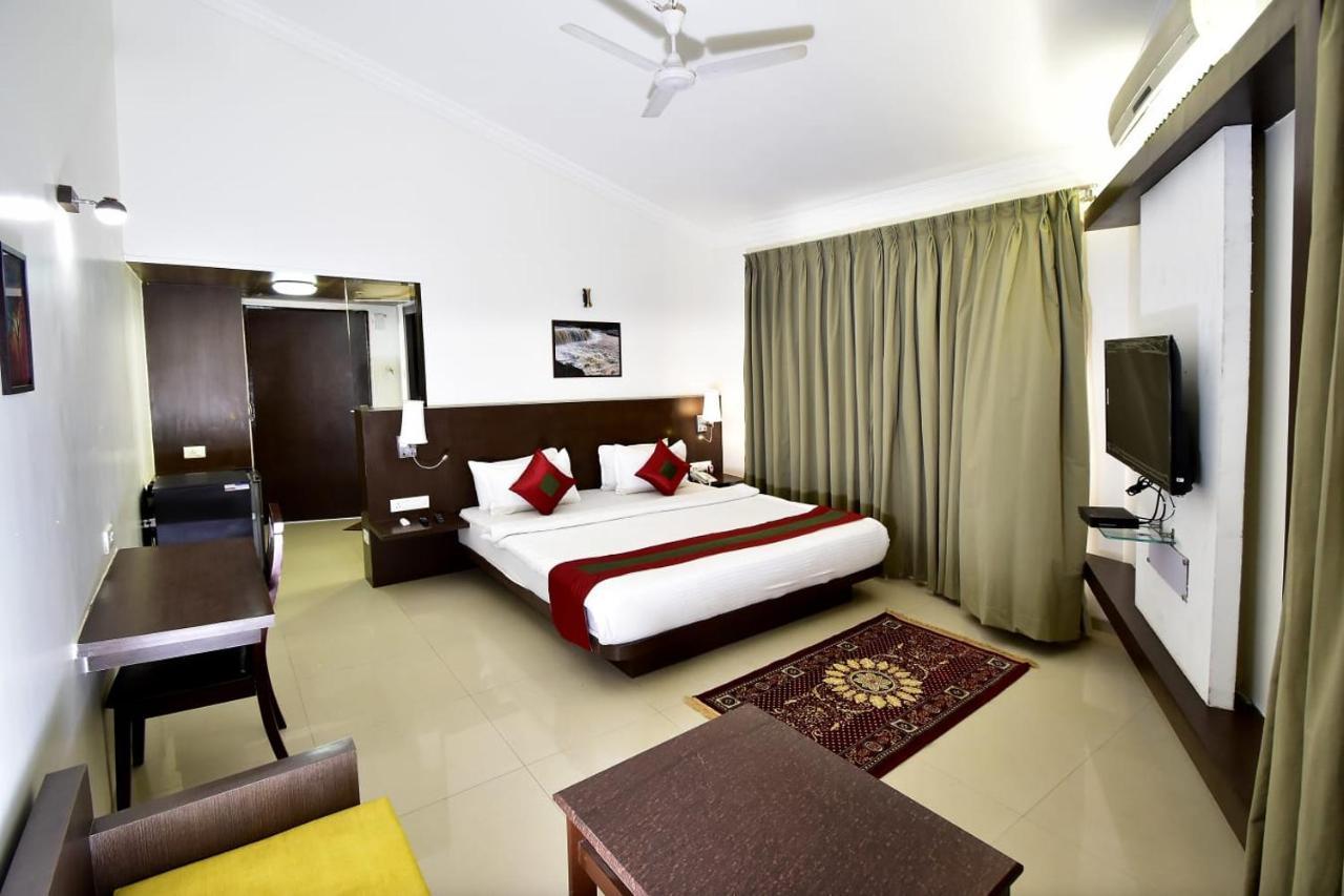 Caves County Resort Malegaon ภายนอก รูปภาพ