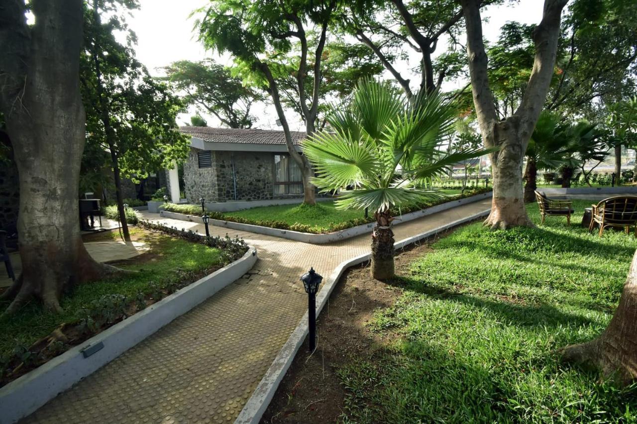 Caves County Resort Malegaon ภายนอก รูปภาพ