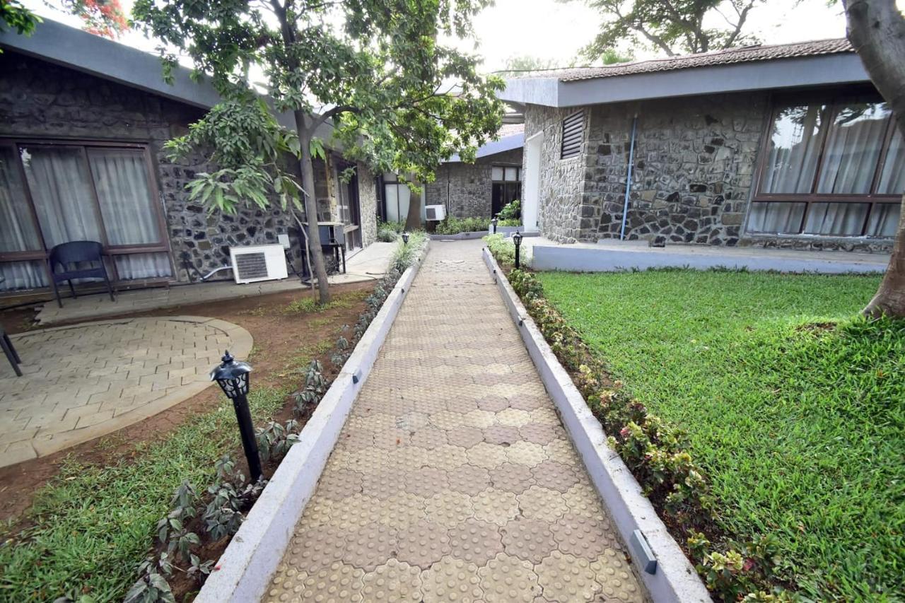Caves County Resort Malegaon ภายนอก รูปภาพ
