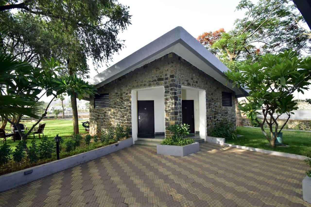 Caves County Resort Malegaon ภายนอก รูปภาพ