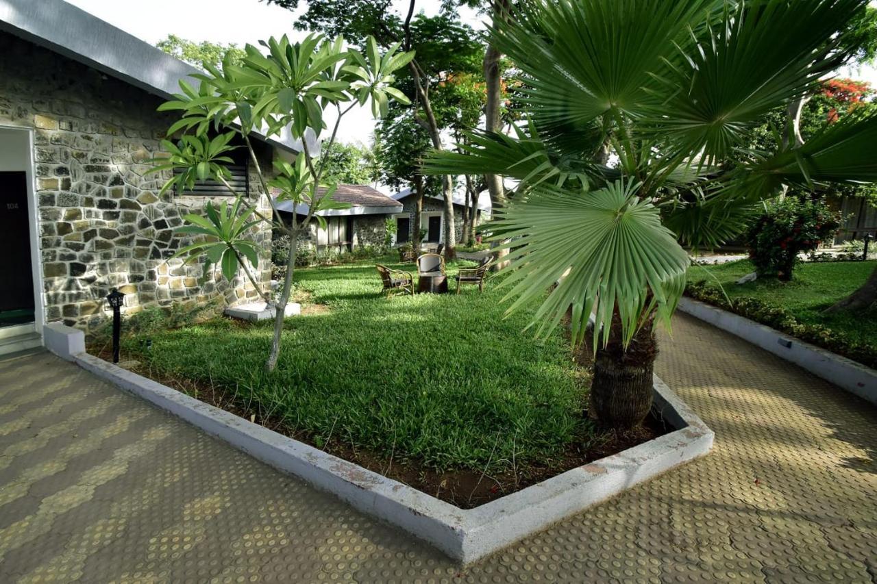 Caves County Resort Malegaon ภายนอก รูปภาพ