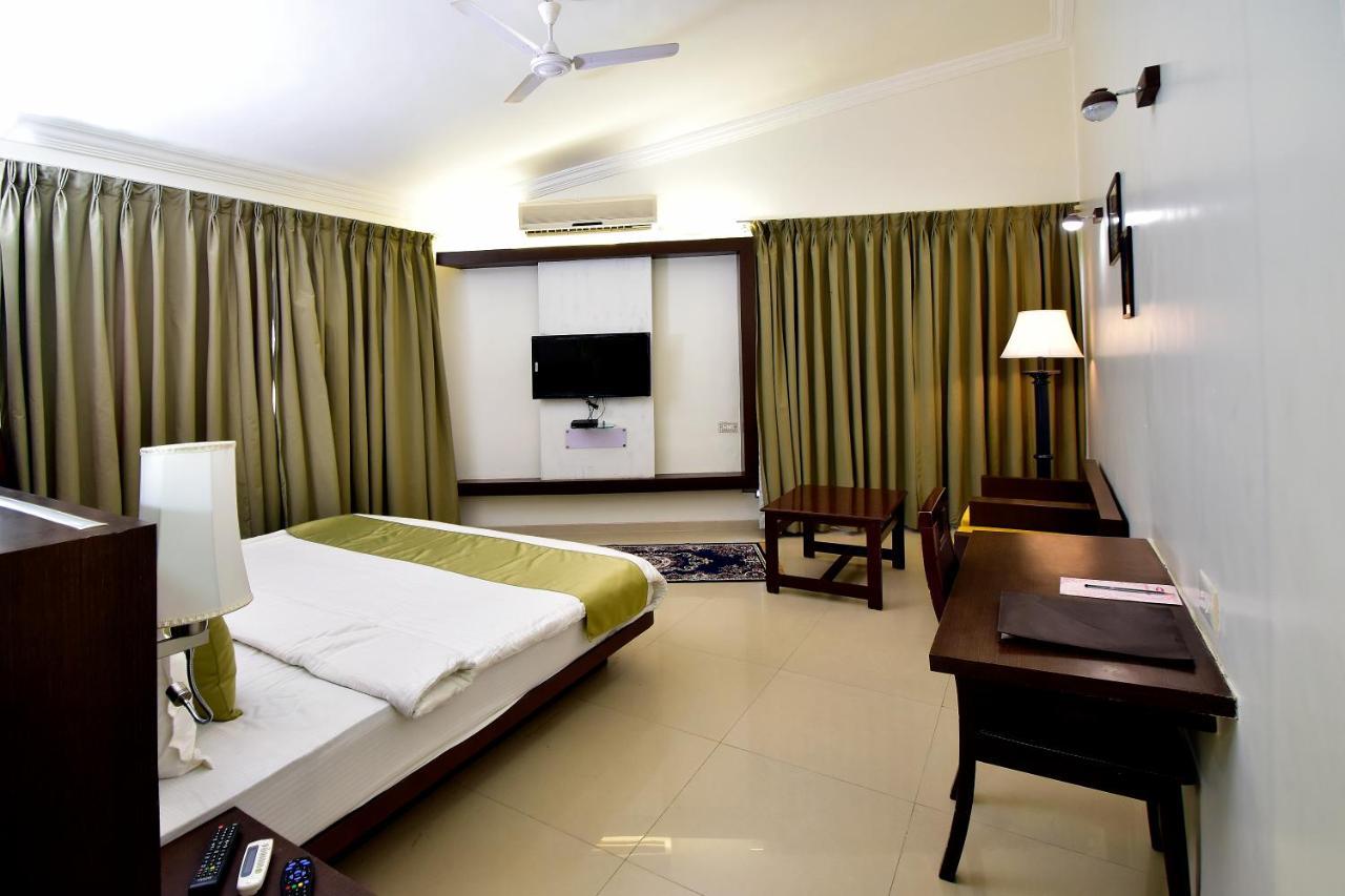 Caves County Resort Malegaon ภายนอก รูปภาพ