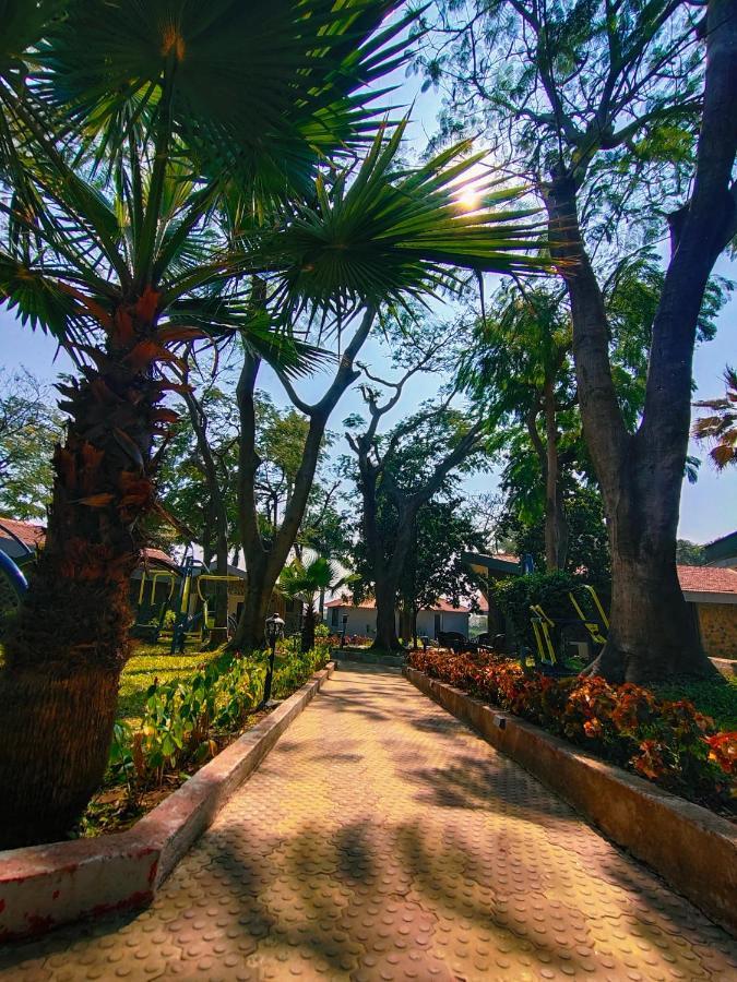 Caves County Resort Malegaon ภายนอก รูปภาพ
